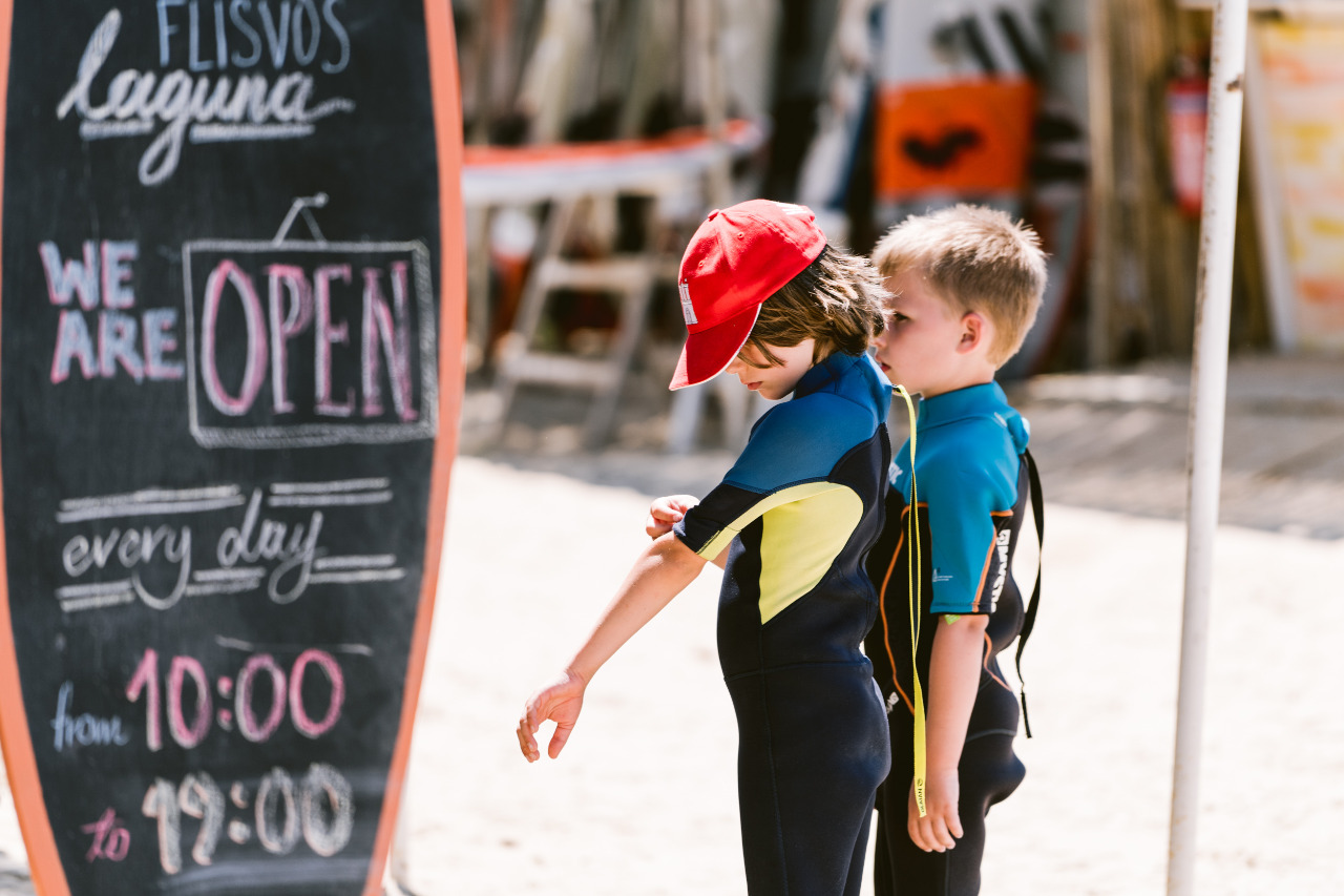 laguna kidscamp flisvos sportclub naxos greece windsurf lessons kids summer 2021